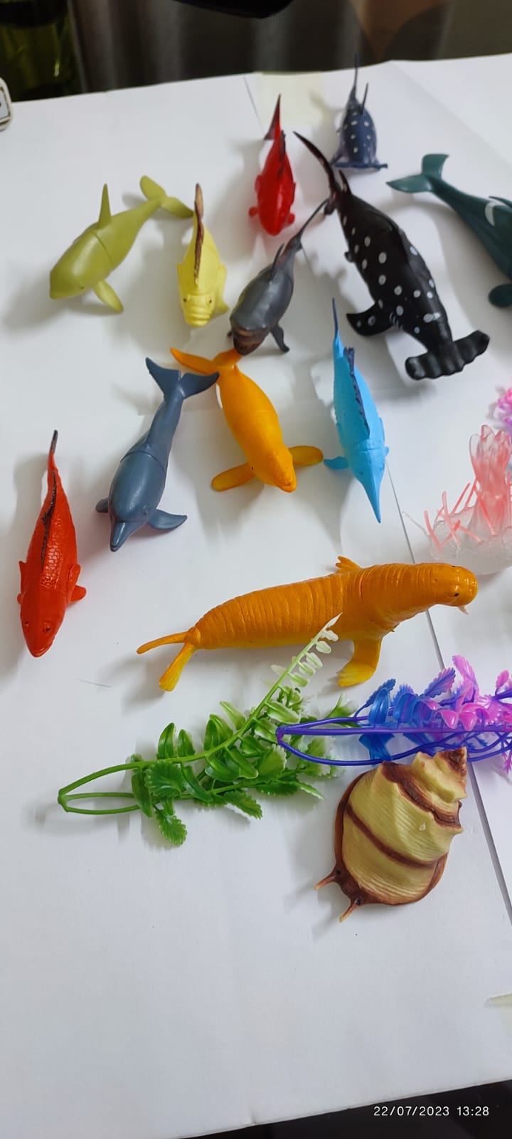 21 Pieces Marine Animals and Plants Toy Action Figure Bucket Play Set