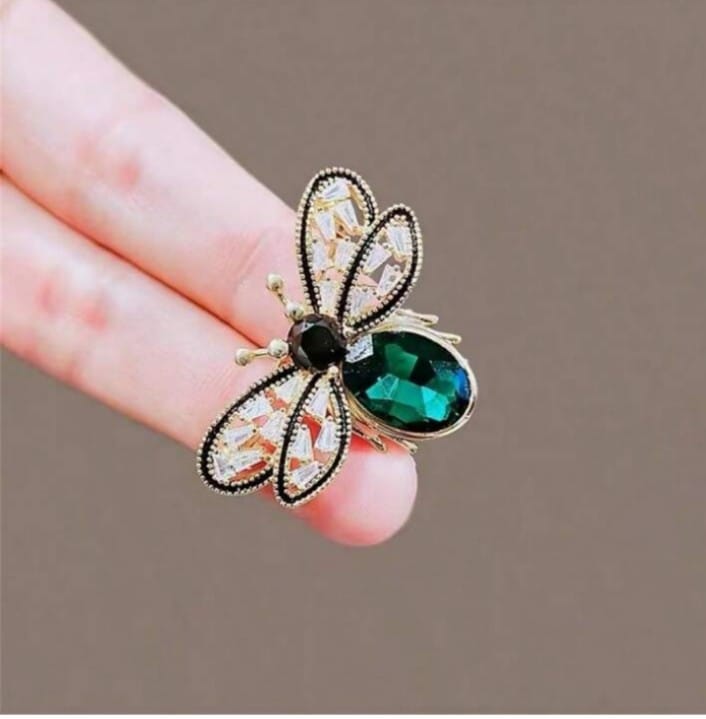 Fashionable Green Crystal Rhinestone Bee Brooch Badge for Girls and Women - Easy To Maintain